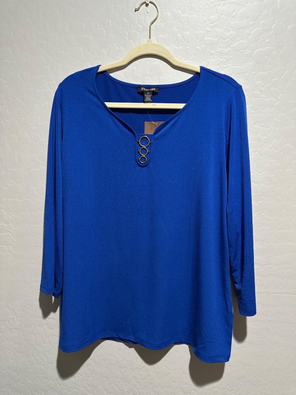 BY Design features a stylish three-ring detail along the neckline. Size XL NWT